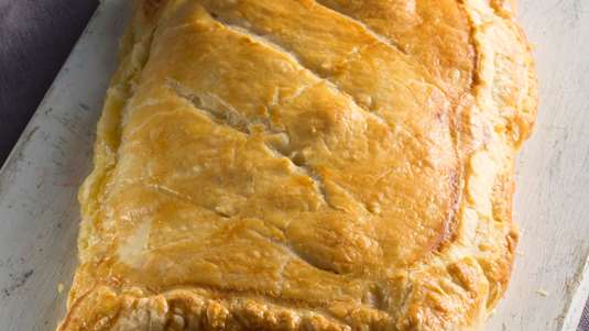 Χαλουμόπιτα με Κουκουνάρι και Σουσάμι