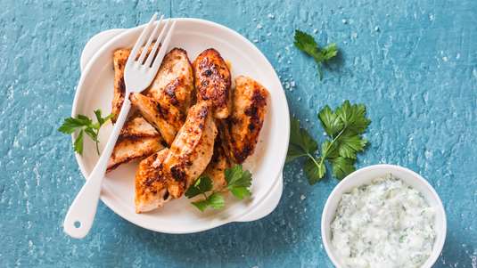 Κοτόπουλο με Φρυγανιά και Γιαούρτι στο Ταψί