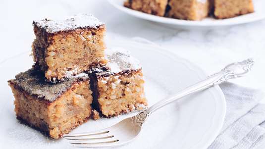Σιροπιαστό Γλυκό με Ελαιόλαδο και Καρύδια