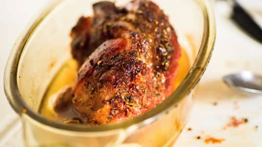 Μπούτι Χοιρινό Ψητό με Σάλτσα Μουστάρδας