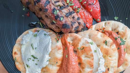 Σουτζουκάκια σε Πιτάκια και Σάλτσα Γιαουρτιού