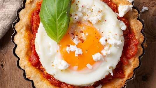 Τάρτα με Σάλτσα Ντομάτας και Τηγανητά Αβγά