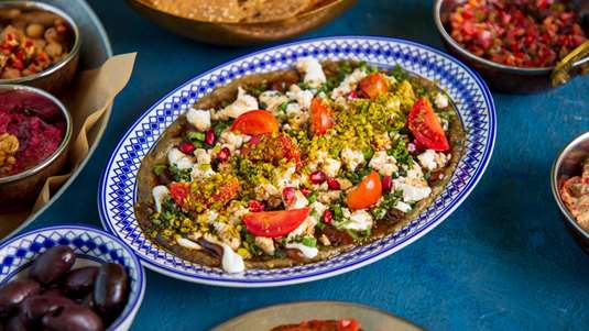 Σαλάτα με Ρόδι και Ανθότυρο ή Ξινομυζήθρα