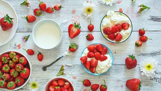 Αφράτη Κρέμα με Φρέσκες Φράουλες και Γιαούρτι