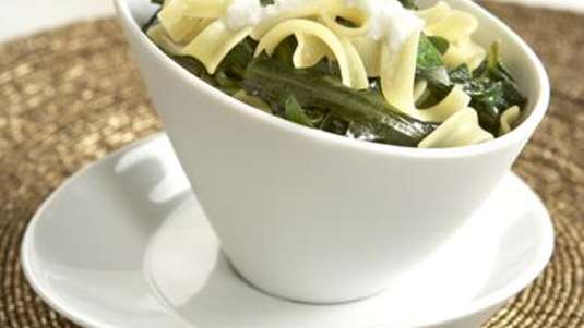 Χυλοπίτες με κρητική ξινομυζήθρα και χόρτα του βουνού