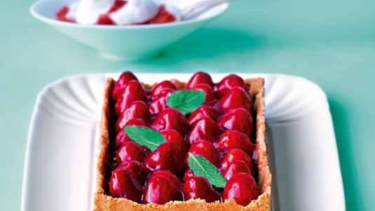 Tούρτα ζελέ με φράουλες και σαντιγί 