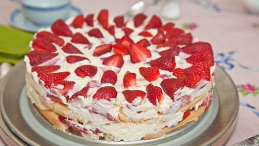 Εύκολη τούρτα με φράουλες και σοκολάτα 