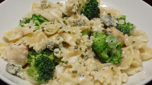 Φιογκάκια με μπρόκολο και γκοργκοντσόλα