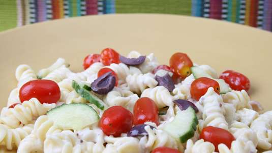 Σαλάτα Caesar με ζυμαρικά και κοτόπουλο