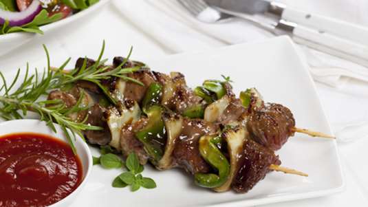 Αρνίσια σουβλάκια με φρέσκα μυρωδικά