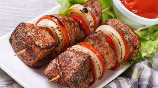 Μοσχαρίσια σουβλάκια με φρέσκια σάλτσα ντομάτας