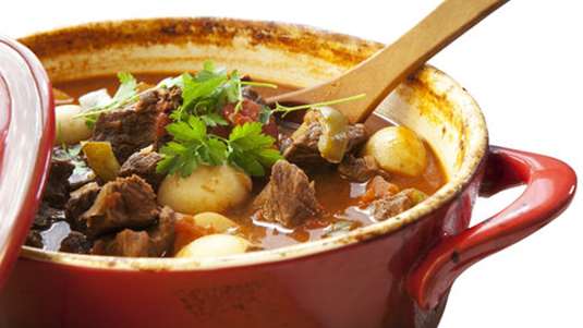 Μοσχάρι με φρέσκο κόκκινο κρασί