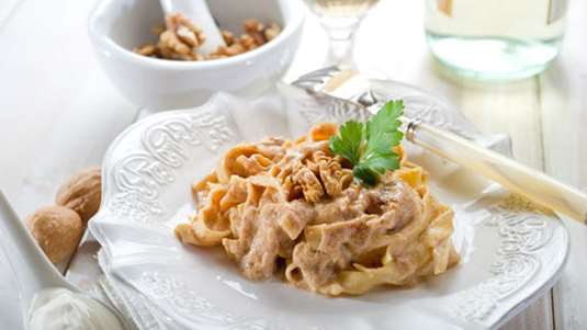 Ταλιατέλες με μπεσαμέλ και καρύδια στο φούρνο