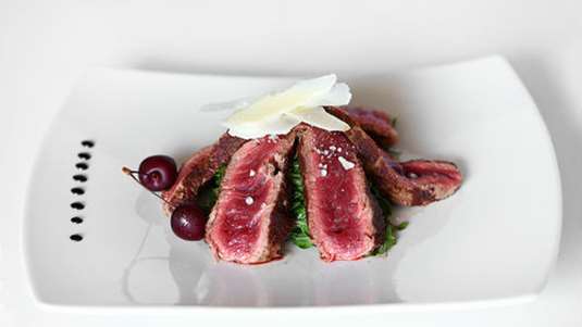 Μοσχάρι ταλιάτα με ρόκα και παρμεζάνα, όπως στο Βένετο