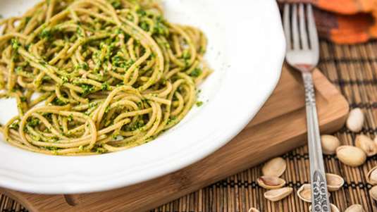 Σπαγγέτι με μπέικον και πέστο κελυφωτού φιστικιού