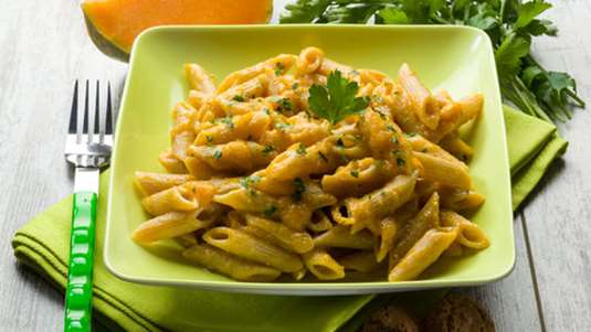 Ζυμαρικά με κολοκύθα και αβγοτάραχο