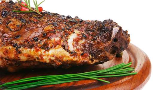 Αρνίσιες πλευρές σε κρούστα μπαχαρικών με καφέ