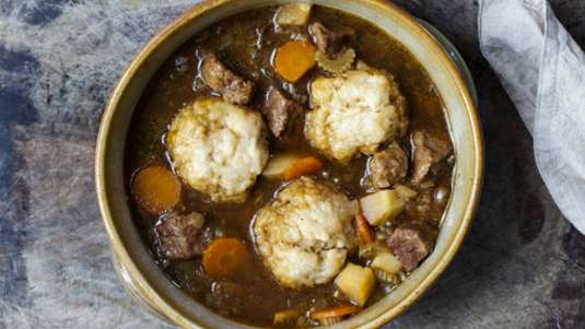 Βοδινό κότσι με καυτερό λουκάνικο και βραστά ψωμάκια