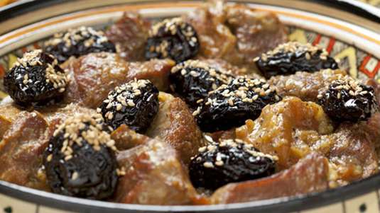 Μοσχαράκι ταζίν με δαμάσκηνα