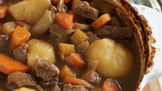Χεράκι αρνιού με λαχανικά στη γάστρα 