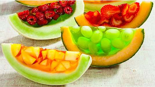 Ζελέ φρούτων σε ολόκληρο πεπόνι 