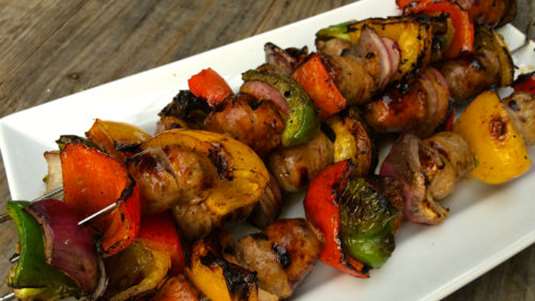 Σουβλάκια με λουκάνικα, κοτόπουλο, μανιτάρια και πιπεριές