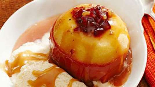 Μήλα γεμιστά στο φούρνο με κρέμα από ρούμι