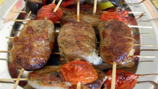 Σουβλάκια με αρνίσια συκωταριά τυλιγμένη σε μπόλια