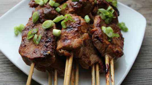 Χοιρινά σουβλάκια μαριναρισμένα
