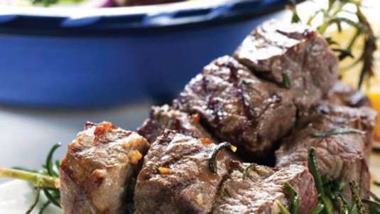 Αρνίσια σουβλάκια με «πέστο» δενδρολίβανου, μπέικον και φασκόμηλο 