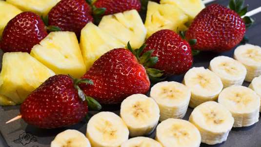 «Σουβλάκια» με φράουλες σιρόπι από καρδάμωμο και μέλι