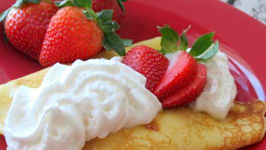 Κρέπες με φράουλες και πορτοκάλι