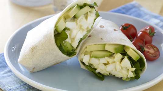 Αβγοσαλάτα με αβοκάντο σε πίτα