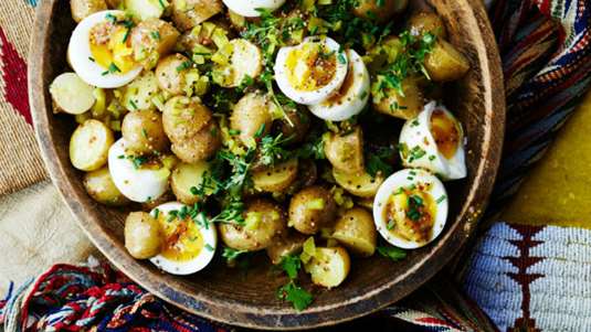 Πατατοσαλάτα με αβγά και σάλτσα αντσούγιας 