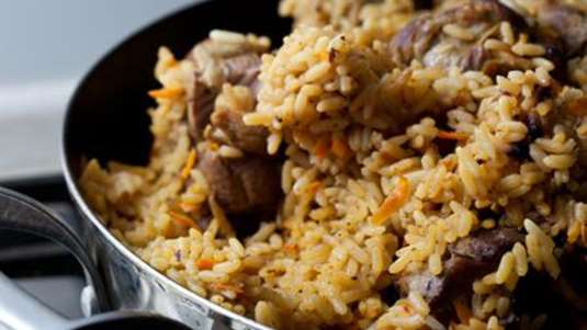 Πιλάφι με αρνί και σταφίδες 