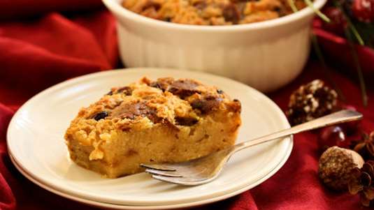 Πουτίγκα με τσουρέκι και σταφίδες