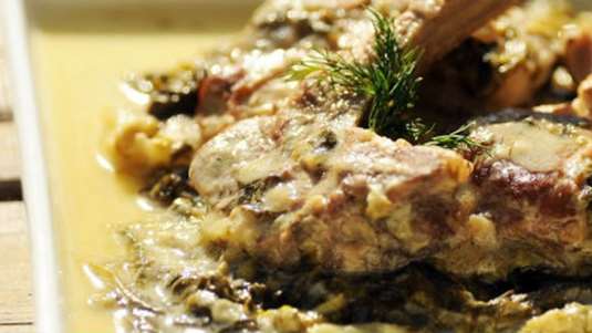 Αρνί με σπανάκι, λάπαθα και σέσκουλα