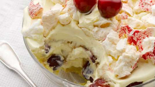 Trifle με φρέσκα κεράσια, μαρέγκα και σιρόπι σοκολάτας