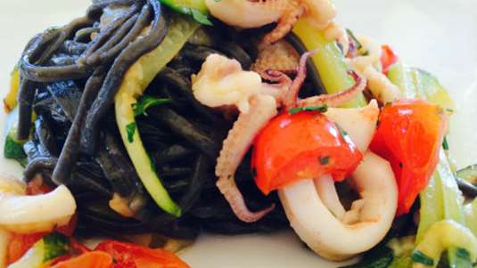 Σπαγγέτι με μελάνι σουπιάς με καλαμαράκια, κολοκυθάκια και ντοματίνια