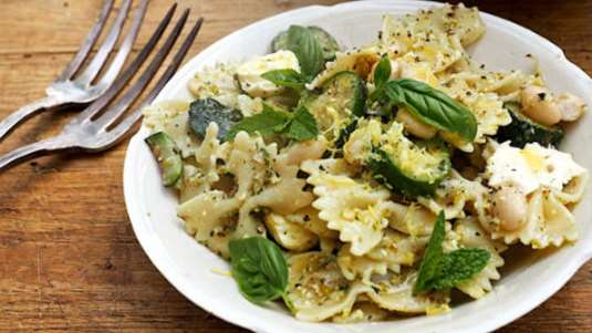 Φαρφάλες με κολοκυθάκια και πέστο μαϊντανού με αμύγδαλα