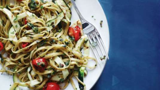 Λινγκουΐνι με κολοκυθάκια και ντοματίνια