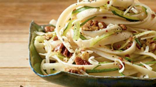 Φετουτσίνε Alfredo με ωμό κολοκυθάκι και καρύδια