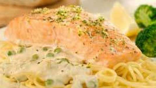 Σολομός ποσέ με σάλτσα μανιταριών και μπράντι αρωματισμένη με τρούφα