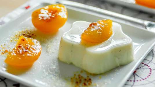 Πανακότα αρωματισμένη με μαστίχα και σάλτσα βερίκοκο