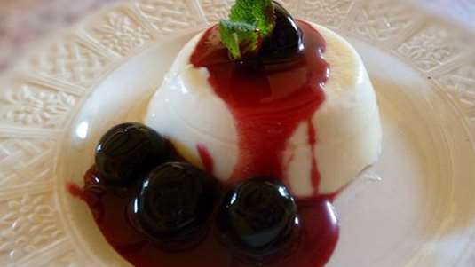 Πανακότα αρωματισμένη με αστεροειδή γλυκάνισο και σάλτσα από φρέσκα κεράσια 