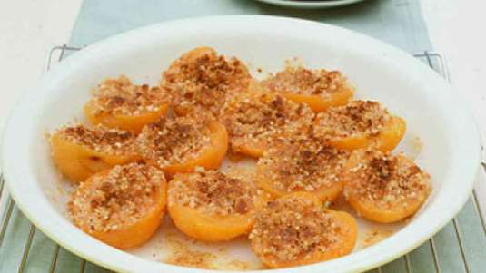 Βερίκοκα γεμιστά με αμύγδαλα και ζάχαρη