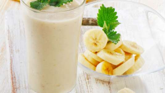 Smoothie με μέλι, μπανάνα και γιαούρτι