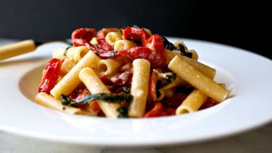 Ζυμαρικά με ψητές πιπεριές Φλωρίνης, ανθότυρο και σάλτσα γιαουρτιού