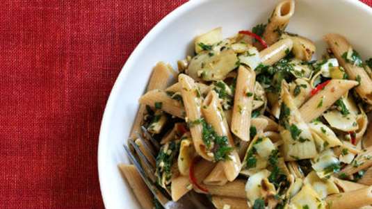 Ζυμαρικά με iceberg, ρόκα, γραβιέρα και σάλτσα μουστάρδας 