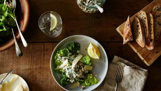 Φακές σαλάτα με σπανάκι, αβοκάντο, βασιλικό και σάλτσα γιαουρτιού